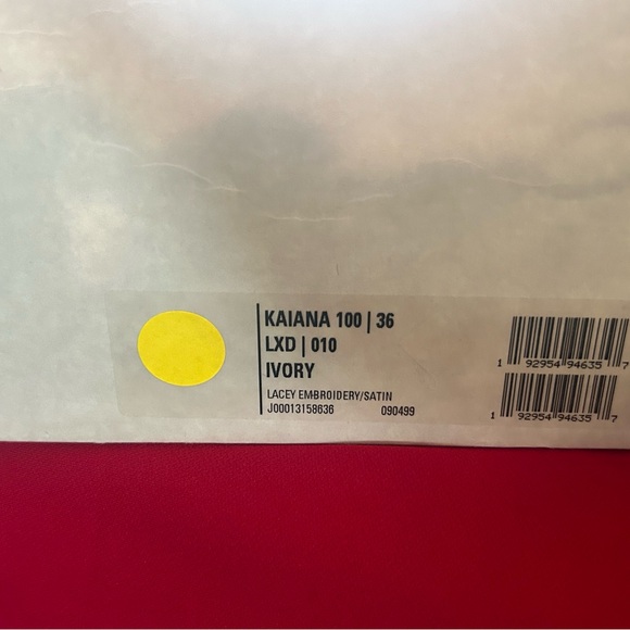 Only worn once wedding look - Picture 3 of 3